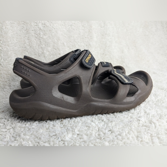 Crocs Brown Sandals Size 7 Men Or Women Size 8 I Gues Velcros Perfect For Summer - Picture 5 of 9